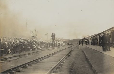 1909년 서북지역을 순행한 순종황제가 양책역(신의주)에 도착하기 전 환영 인파가 모여있는 모습. 이토 히로부미는 황제를 맞이하는 인파를 보고 보호국 정책 실패를 자인했다. [연합뉴스]