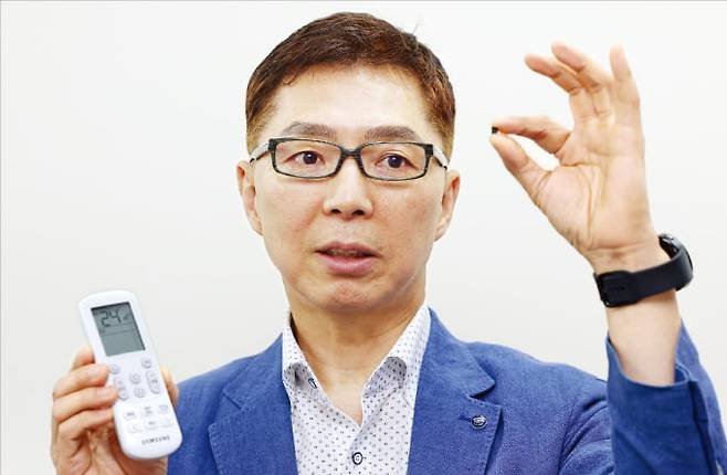 최원 어보브반도체 대표가 서울 대치동 사무실에서 리모컨을 대체할 수 있는 AI 반도체 칩을 들고 설명하고 있다.  최혁 기자
