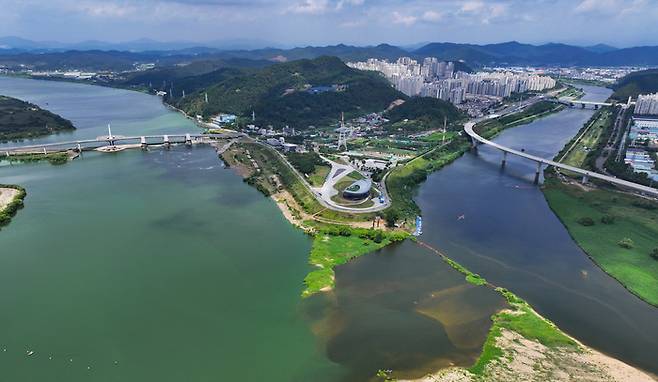 20일 낙동강(왼쪽)이 녹조가 가득한 모습을 보이고 있다. 연합뉴스