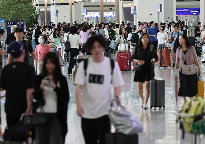 Travelers are seen at the Incheon International Airport (Yonhap)