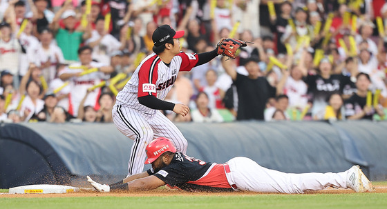 Kia Tigers' Socrates Brito is safe during the game against the LG Twins at Jamsil Baseball Stadium in southern Seoul Sunday. [NEWS1]