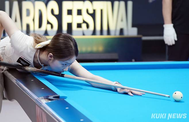 김혜림이 20일 서울 송파구 SOOP 잠실 비타 500 콜로세움에서 'SOOP 슈퍼리그 레이디스 나인볼’ 8강전에서 샷을 하고 있다.