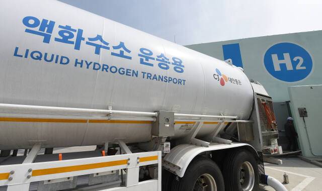2024년 4월17일 인천 가좌 액화수소충전소 준공식에서 한 액화수소 운송용 차량이 대기하고 있다. 인천시 제공