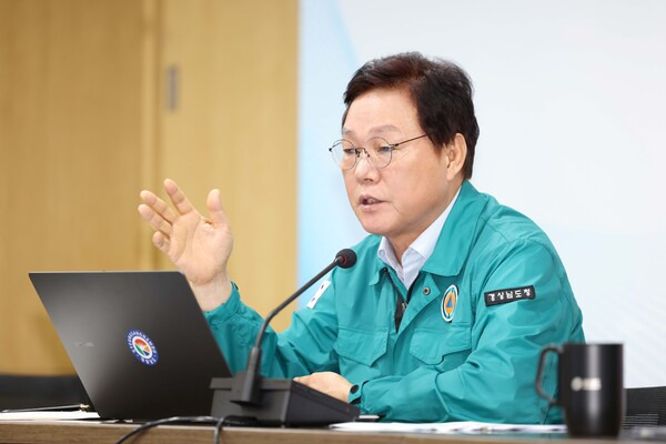 박완수 지사는 20일 실국본부장회의에서 경남형 긴급 소액생계비 대출제도를 만들어야 한다고 강조하고 있다. /경남도