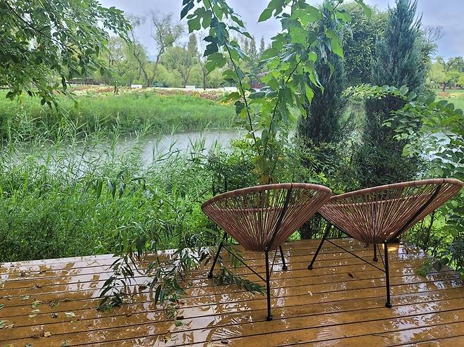 소나기가 내려 운치를 더한 정원워케이션 / 사진=정치훈 기자