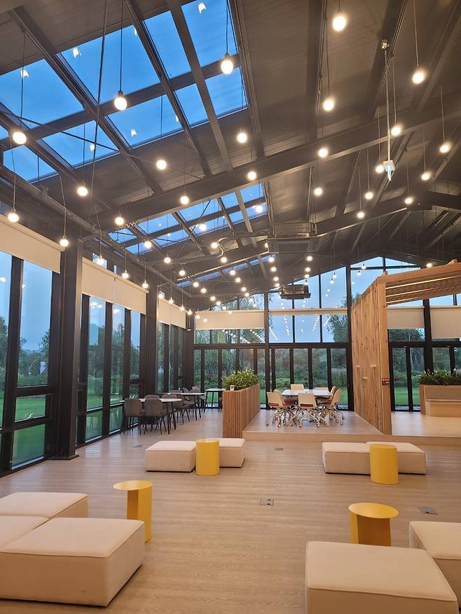 채광과 조명으로 정원을 그대로 느낄 수 있는 정원워케이션 센터 내부 / 사진=정치훈 기자