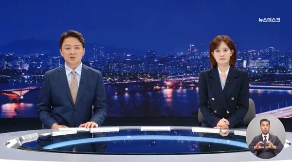 ▲조현용 MBC 앵커가 19일 뉴스데스크 클로징멘트에서 군사정권이 독재에 항거한 사람에 쓰던 반국가세력이라는 표현이 2024년에 다시나왔다며 윤석열 대통령을 비판하고 있다. 사진=MBC 뉴스데스크 영상 갈무리