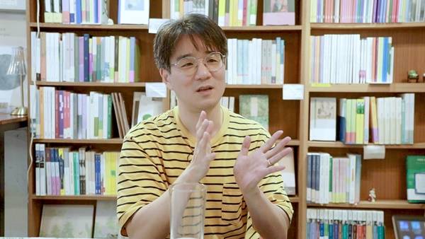 ▲지난 16일 서울 관악구에 위치한 독립서점 '살롱드북'에서 만난 장강명 작가. 사진=김용욱 기자.