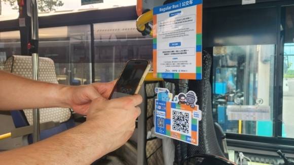 사진은 기사 내용과 직접적인 관련이 없음. 제주도가 전국 최초 버스에 QR결제 시스템 도입한 가운데 외국인이 결제하면 50% 할인 혜택을 준다.[사진제공=제주관광공사]