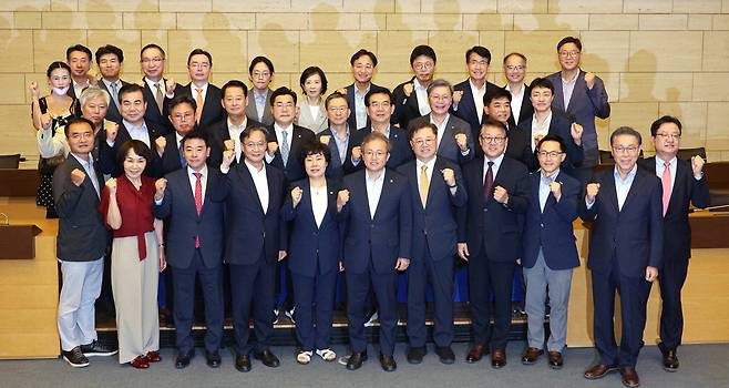 20일 서울 중구 대한상공회의소에서 열린 '한국경제의 글로벌 경쟁력 강화를 위한 모임' 창립 총회에서 공동대표인 유동수·조배숙·송기헌 의원(앞줄 왼쪽 넷째부터) 등 참석자들이 파이팅을 외치고 있다. 한주형 기자