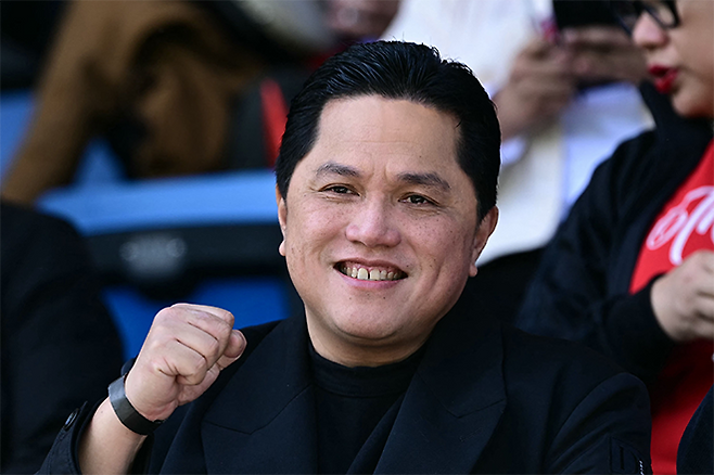 에릭 토히르 국영기업부 장관 겸 축구협회장이 인도네시아가 2024년 제33회 프랑스 파리하계올림픽 남자축구 예선 플레이오프에서 기니를 상대하는 현장을 찾아 응원하고 있다. 사진=AFP=연합뉴스 제공