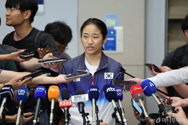 (인천공항=뉴스1) 김도우 기자 = 2024 파리 올림픽 배드민턴 여자단식에서 금메달을 획득한 뒤 안세영이 7일 오후 인천공항을 통해 귀국, 취재진과 인터뷰 하고 다. 안세영은 금메달 획득 후 대한배드민턴협회의 부조리를 지적하며 논란이 되고 있다. 2024.8.7/뉴스1  Copyright (C) 뉴스1. All rights reserved. 무단 전재 및 재배포,  AI학습 이용 금지. /사진=(인천공항=뉴스1) 김도우 기자