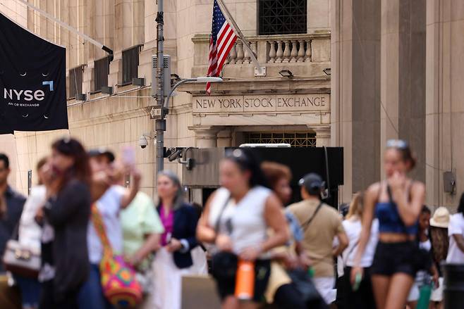 미국 뉴욕 뉴욕증권거래소(NYSE) 앞을 사람들이 지나가고 있다. [AFP]