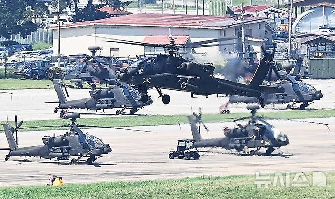 [평택=뉴시스] 김종택 기자 = 한미 연합훈련인 을지 자유의 방패(UFS)연습이 실시된 지난 19일 경기도 평택시 캠프 험프리스에서 아파치 헬기가 이륙하고 있다.이번 UFS 연습은 북한의 GPS 교란 및 사이버 공격, 지상·해상·공중에서의 위협과 핵 공격 상황을 가정해 정부의 북핵 대응 훈련이 처음으로 실시된다. 2024.08.19. jtk@newsis.com