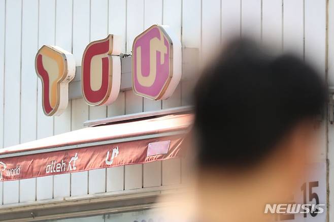 [서울=뉴시스] 이동현 인턴기자 = 과학기술정보통신부가 13일 발표한 무선통신서비스에 따르면 지난해 12월 기준 이동통신 3사에 가입된 휴대폰 회선수는 4744만2178개로 전년 동월 대비 78만5317개 줄어들었다. 반면 알뜰폰은 지난해 12월, 전년 동월 대비 144만9148개 늘어난 872만1548개 회선을 확보했다. 사진은 이날 서울 강남의 한 휴대폰 판매점의 이통3사 로고의 모습. 2024.02.13. koiflag@newsis.com