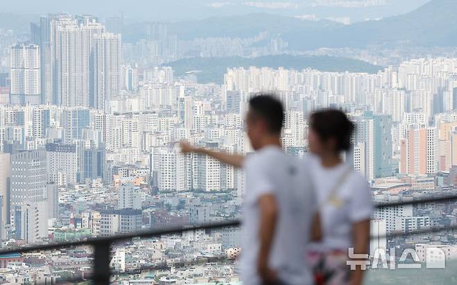 [서울=뉴시스] 김진아 기자 = 지난 8월 둘째주 서울 아파트값이 평균 0.32% 오르며 5년 11개월 만에 최대 폭으로 상승했다.한국부동산원에 따르면 8월 둘째 주(12일 기준) 서울 아파트 매매 가격은 평균 0.32% 오르며 21주 연속 상승세를 이어갔다. 상승폭은 전주(0.26%) 대비 0.06%포인트 확대됐다. 2018년 9월 둘째 주(0.45%) 이후 5년 11개월 만에 가장 높은 상승률이다. 18일 서울 중구 남산에서 서울 아파트 단지가 보이고 있다. 2024.08.18. bluesoda@newsis.com