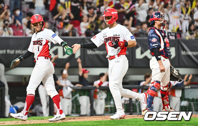 [OSEN=광주, 이석우 기자] 20일 광주-기아 챔피언스필드에서 2024 신한 SOL 뱅크 KBO 리그 KIA 타이거즈와 롯데 자이언츠의 경기가 열린다.홈팀 KIA는 황동하가 선발 출전하고 방문팀 롯데는 김진욱이 선발 출전한다.KIA 타이거즈 김도영과 박찬호가 3회말 2사 2,3루 소크라테스의 2타점 좌중간 2루타에 득점을 올리고 하이파이브를 하고 있다. 2024.08.20 / foto0307@osen.co.kr