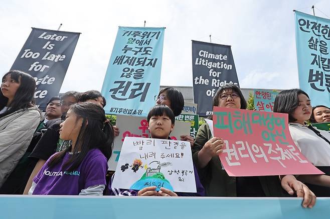 이 책은 국내 최고 현장 전문가들이 알려주는 기후위기의 현주소와 대응 전략을 담았다.[사진=연합뉴스]