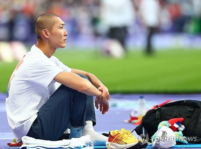 (파리=연합뉴스) 김도훈 기자 = 10일(현지시간) 프랑스 파리 스타드 드 프랑스에서 열린 2024 파리올림픽 육상 남자 높이뛰기 결선에 출전한 한국의 우상혁이 2m31 3차 시기에 실패한 뒤 아쉬워하고 있다. 2024.8.11