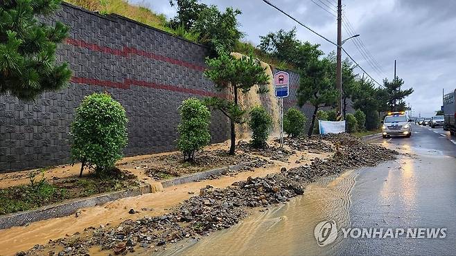 폭우로 옹벽에서 유출된 토사 (울산=연합뉴스) 20일 오전 울산시 울주군 온산읍의 한 도로변에 집중호우 영향으로 인접 옹벽에서 유출된 토사가 쏟아져 있다. 2024.8.20 [울주군 제공. 재판매 및 DB 금지] hkm@yna.co.kr