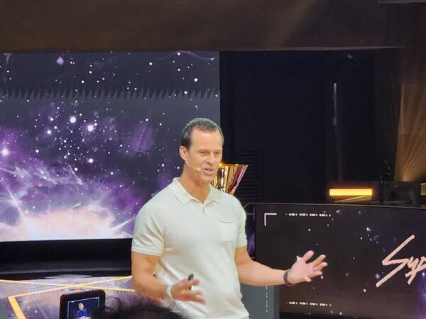 - 발로란트 e스포츠의 폭발적인 성장에 대해 설명하는&nbsp;존 니덤 e스포츠 사장