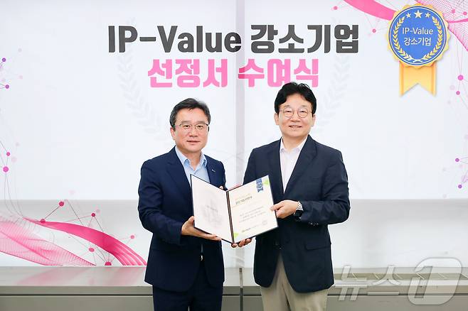 김현 기술보증기금 중앙기술평가원 원장(왼쪽)과 정용윤 (주)에스엠티바이오 대표가 21일 IP-Value 강소기업 선정서 수여식에서 기념촬영을 하고 있다.(기술보증기금 제공)