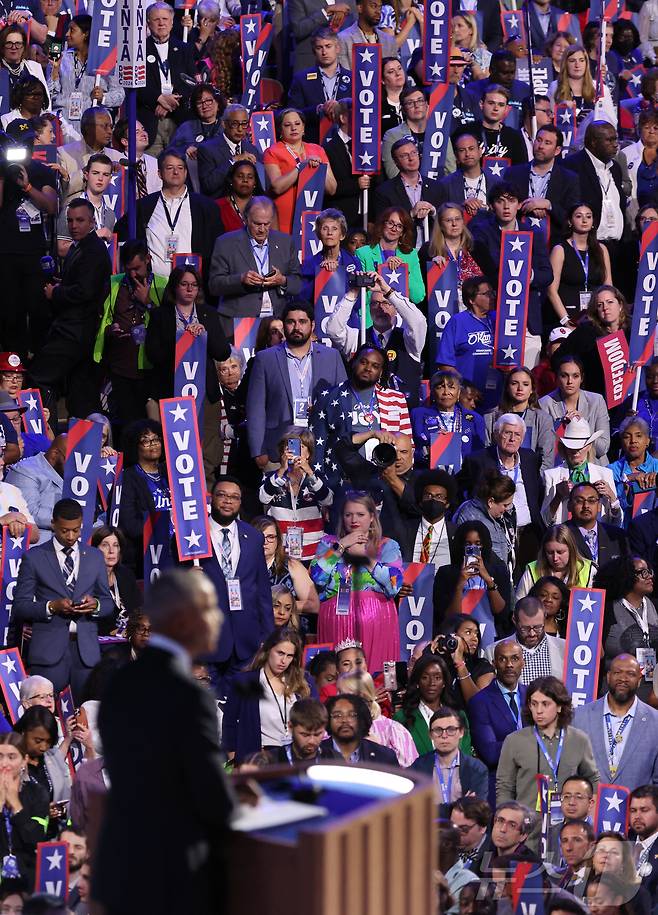 'Vote(투표)''라는 리본을 든 청중들이 오바마 연설을 듣고 있다. @ 로이터=뉴스1 ⓒ News1 최종일 기자