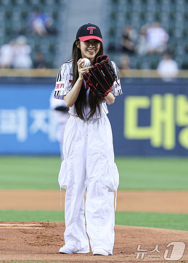 레드벨벳 아이린이 21일 오후 서울 송파구 잠실야구장에서 열린 프로야구 ‘2024 신한 SOL 뱅크 KBO리그’ SSG 랜더스와 LG 트윈스의 경기에서 환한 미소를 짓고 있다. ⓒ News1 이재명 기자