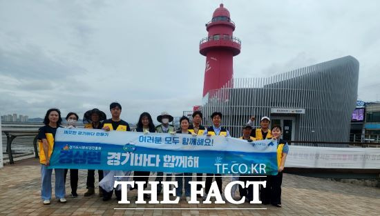 경기도시장상권진흥원은 21일 오이도항 일원에서 시흥시와 함께 ‘경기바다 함께해(海)’ 환경정화 활동을 진행했다고 밝혔다./경상원