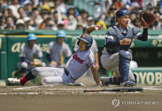 교토국제고가 21일 일본 효고현 니시노미야 한신 고시엔구장에서 열린 전국 고교야구선수권대회(여름 고시엔) 준결승전에서 아오모리야마다고교를 상대로 3-2 승리를 거두고 처음으로 결승에 진출했다. 사진은 6회 초 2루 주자 사와다 하루토가 홈에 들어오는 모습. 일본 효고현 니시노미야=교도 연합뉴스