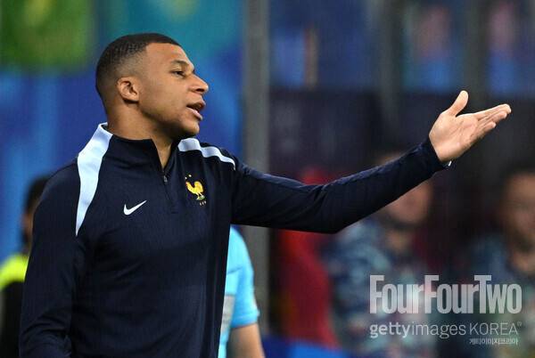 사진=게티이미지.&nbsp;킬리안&nbsp;음바페가&nbsp;파리&nbsp;생제르맹(PSG)이&nbsp;미지급한 돈을&nbsp;회수하기&nbsp;위한 행동에 나섰다.프랑스&nbsp;'르&nbsp;몽드'는&nbsp;21일(한국시간)&nbsp;“음바페가&nbsp;PSG와&nbsp;여전히&nbsp;분쟁&nbsp;중이다.&nbsp;그는&nbsp;계약된&nbsp;5500만&nbsp;유로(약&nbsp;813억&nbsp;원)에&nbsp;달하는&nbsp;금액을&nbsp;받지&nbsp;못했다.&nbsp;PSG&nbsp;경영진은&nbsp;그에게&nbsp;돈을&nbsp;지급하지&nbsp;않고&nbsp;있고,&nbsp;음바페&nbsp;측은&nbsp;6월&nbsp;중순&nbsp;공식&nbsp;통지서를&nbsp;보냈다.&nbsp;음바페는&nbsp;프로축구연맹(LFP)의&nbsp;법률&nbsp;위원회와&nbsp;프랑스&nbsp;축구협회(FFF)를&nbsp;통해&nbsp;유럽축구연맹(UEFA)에&nbsp;연락했다”고&nbsp;보도했다.