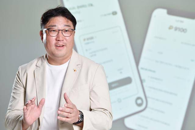 한상우 위즈돔 대표가 서울 세종대로 한국일보사에서 인터뷰를 하며 앱으로 버스를 예약하고 인터넷으로 운행을 관리하는 스마트 버스 플랫폼에 대해 설명하고 있다. 신용주 인턴기자