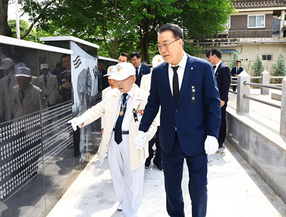 구복규 화순군수가 현충일 화순군 충혼탑 참배 후 6.25참전유공자들과 유공자 명비 둘러보고 있다 [사진=화순군]