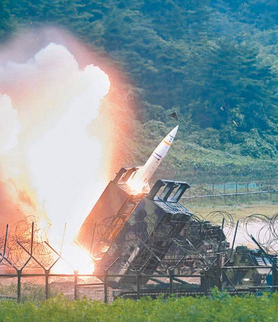 미국의 장거리 미사일 체계 에이태큼스(ATACMS)의 발사 모습. AFP=연합뉴스