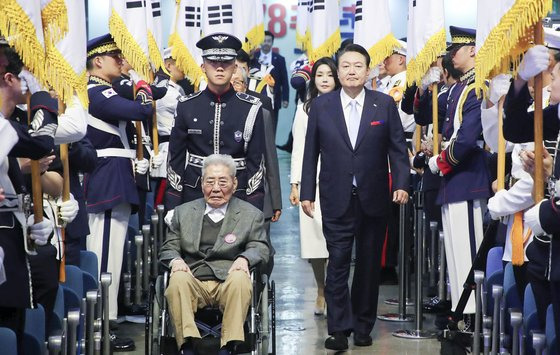 윤석열 대통령과 김건희 여사가 지난해 8월 15일 이화여대 대강당에서 열린 제78주년 광복절 경축식에 오성규, 김영관 애국지사와 함께 입장하고 있다. 대통령실통신사진기자단