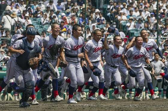 일본 내 한국계 민족학교인 교토국제고 야구 선수들이 21일 일본 효고현 니시노미야 한신 고시엔구장에서 열린 전국 고교야구선수권대회(여름 고시엔) 준결승전에서 승리를 확정한 뒤 기뻐하고 있다. 교토국제고는 이날 아오모리야마다고교와 경기에서 3-2로 이겨 처음으로 여름 고시엔 결승에 진출했다. 연합뉴스.