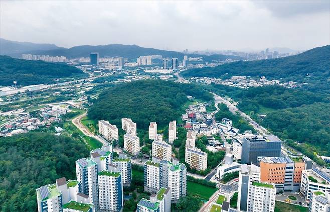 기획재정부와 국토교통부, 서울시 등은 지난 8일 정부서울청사에서 부동산관계장관회의를 열어 ‘국민 주거 안정을 위한 주택 공급 확대 방안’을 발표했다. 정부는 입주 물량 감소 등의 영향으로 치솟는 수도권 집값을 잡기 위해 서울과 인접 지역 그린벨트(개발제한구역)를 풀어 8만 가구 규모의 신규 택지를 발굴하는 내용을 대책에 담았다. 서울 서초구 내곡동 내곡공공주택지구 인근 그린벨트 모습. /이솔 기자