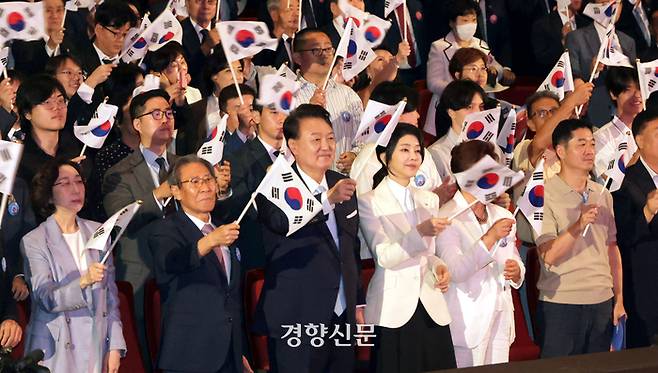 제79주년 광복절 경축식이 15일 서울 세종문화회관 대극장에서 열린 가운데 윤석열 대통령이 참석자들과 만세 삼창하고 있다. 이승환기자