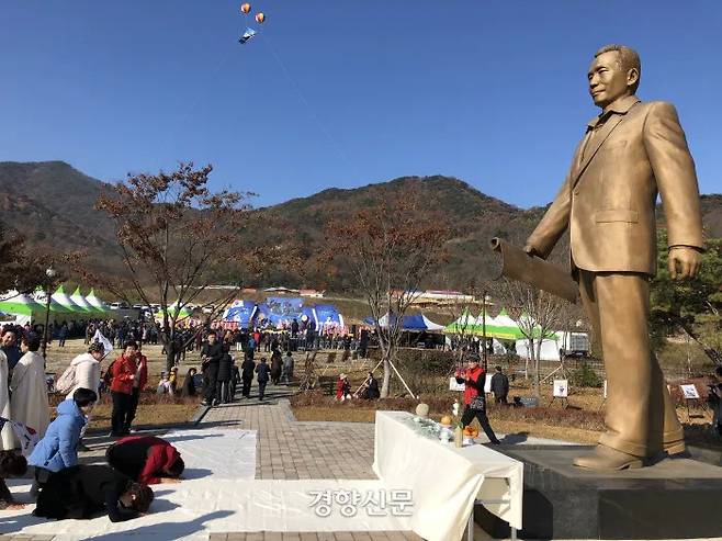 2018년 11월14일 경북 구미 상모동 박정희 전 대통령 생가 인근에서 열린 기념행사에 참석한 이들이 박 전 대통령 동상 앞에서 절을 하고 있다. 백경열 기자