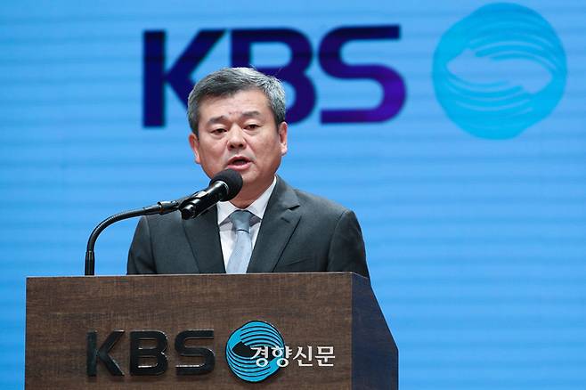 박민 KBS 사장이 지난해 11월14일 서울 영등포구 여의도 KBS아트홀에서 열린 대국민 기자회견에서 공영방송 신뢰도 추락에 대해 대국민 사과를 하고 있다. 성동훈 기자