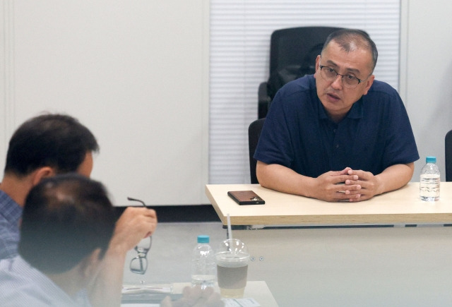 김학균 배드민턴 국가대표팀 감독이 16일 서울 송파구 올림픽회관에서 안세영 문제제기와 관련해 진행된 대한배드민턴협회 진상조사위원회에 출석해 진술하고 있다. 뉴시스