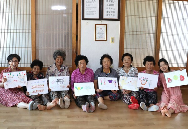 20일 산청 할매 시인 학교 마지막 수업 결과물. 왼쪽부터 권영란 작가, 이묘혜·문석남·백수야·김금순·권성순·이경애 할매 그리고 정푸른 산청 청년 모임 있다 모임원./백솔빈 기자