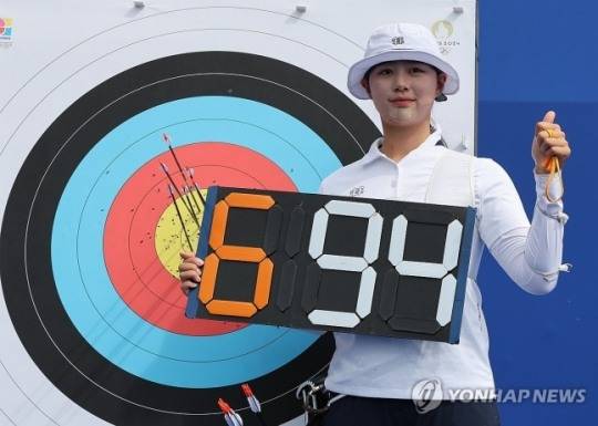 2024 파리 올림픽 여자 양궁 3관왕 임시현이 연습경기에서 표적지 옆에서 포즈를 취하고 있는 모습. [연합뉴스 자료사진]