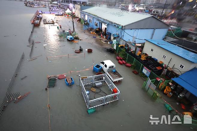 [인천=뉴시스] 전진환 기자 = 바닷물의 높이 차가 가장 크게 벌어지는 백중사리 대조기 기간인 21일 오전 인천 남동구 소래포구의 일부 저지대가 만조때 물에 잠겨 있다. 2024.08.21. amin2@newsis.com