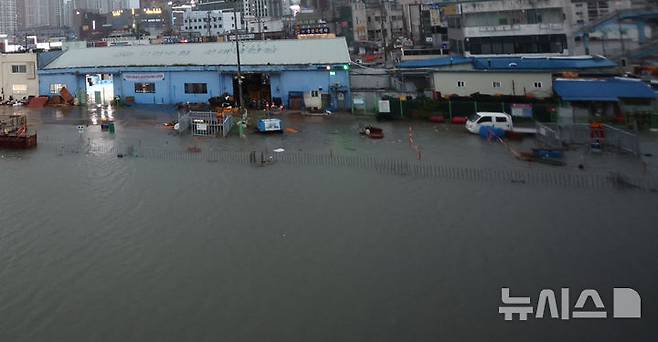 [인천=뉴시스] 전진환 기자 = 바닷물의 높이 차가 가장 크게 벌어지는 백중사리 대조기 기간인 21일 오전 인천 남동구 소래포구의 일부 저지대가 만조때 물에 잠겨 있다. 2024.08.21. amin2@newsis.com