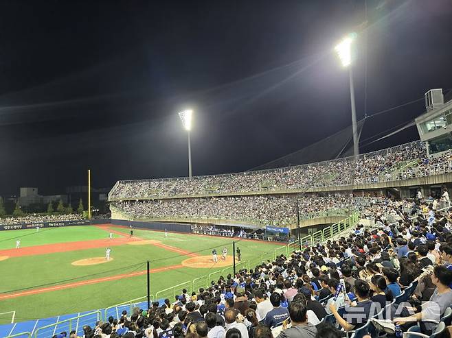 [포항=뉴시스] 송종욱 기자 = 20일 경북 포항야구장에서 2024 KBO리그 프로야구 삼성라이온즈와 두산베어스의 3연전 첫날 경기에서 삼성라이온즈가 3대 0으로 완승했다. 사진은 프로야구 삼성라이온즈와 두산베어스 경기가 열린 포항야구장 모습. (사진=포항시 제공) 2024.08.21. photo@newsis.com