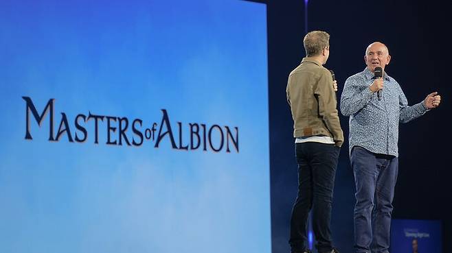 지난 20일(현지시각) 게임스컴 개막 전야제 오프닝 나이트 라이브(ONL)에서 '마스터스 오브 알비온'을 소개하는 게임 개발자 피터 몰리뉴(오른쪽)