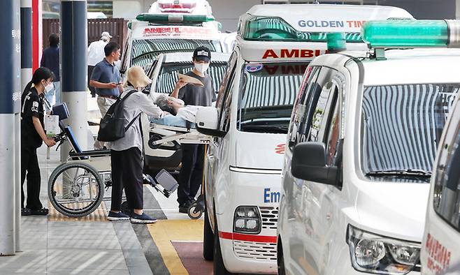 의정갈등 장기화와 신종 코로나바이러스 감염증(코로나19) 재확산 여파로, 환자가 치료를 받지 못한 채 응급실을 찾아다니는 이른바 ‘응급실 뺑뺑이’ 현상이 증가하고 있다. 사진은 20일 서울의 한 대학병원에서 구급 차량이 응급환자들을 실어 나르는 모습. 뉴스1