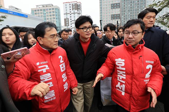 지난 3월22일 오후 당시 한동훈 국민의힘 비상대책위원장(가운데)이 서울 구로구 오류동 소재 행복주택을 둘러본 뒤 국민의힘 구로구갑 호준석(오른쪽), 구로구을 태영호 후보와 이동하고 있다. ⓒ연합뉴스