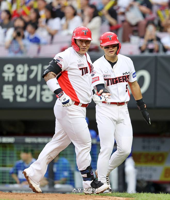 KIA 김도영(오른쪽)이 지난 7월17일 광주 삼성전에서 최형우의 홈런으로 득점한 뒤 최형우를 기다렸다가 하이파이브 하고 있다. KIA 타이거즈 제공